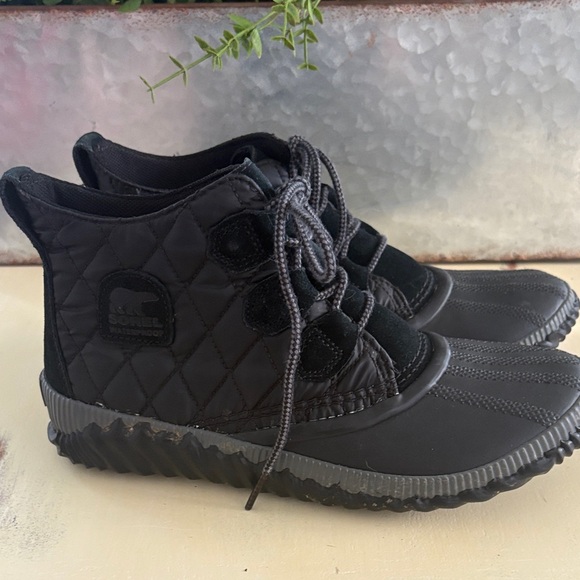 Sorel Out N About Plus Women’s Lux Black Quilted Waterproof Ankle Boots Size 9 - Picture 1 of 9
